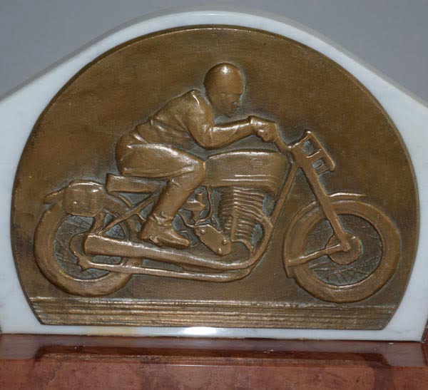 starozitna-plaketa-zavodnik-na-motorce-bronz-mramor-motorkar-plastika