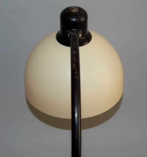 starozitna-stolni-lampa-christian-dell-pro-firmu-Kaiser-Idell-kovova-kancelarska-lampa-bauhaus