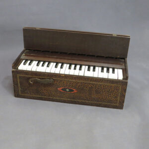 starozitny secesni prenosny hudebni nastroj harmonium